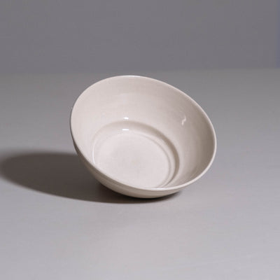 Dinner Bowl aus handgemachter Keramik mit glänzender creme Glasurinnenseite.