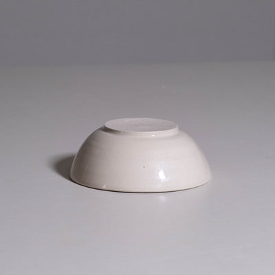 Dinner Bowl aus handgemachter Keramik mit creme Glasur und feinem Standfuß.