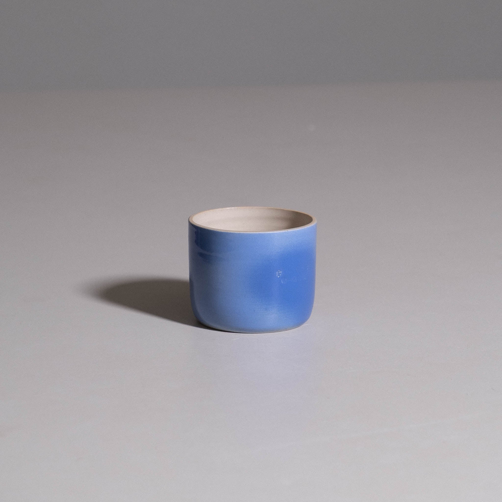 Coffee Cup – Spray Paint Blue aus handgemachter Keramik mit weich gesprühter blauer Glasur und cremefarbenem Inneren.