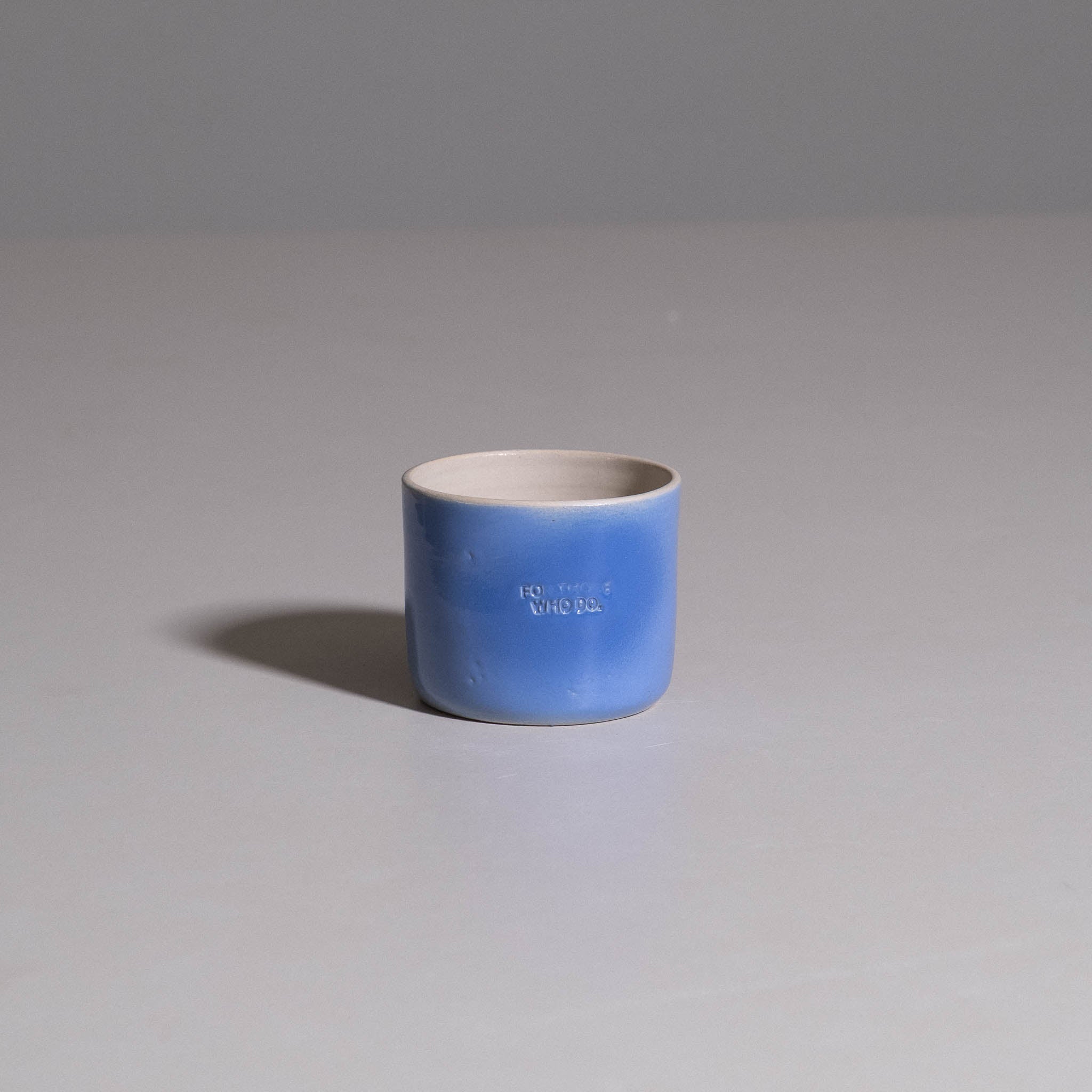 Coffee Cup – Spray Paint Blue aus handgemachter Keramik mit hellem Rand und blauem Farbverlauf.