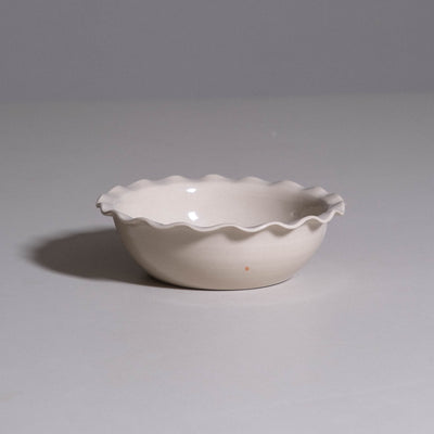 Breakfast Bowl aus handgemachter Keramik mit welligem Rand und warmer creme Glasur.