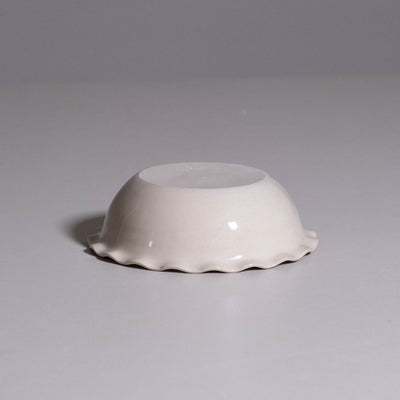Breakfast Bowl aus handgemachter Keramik mit creme Glasur und geschwungener Form.