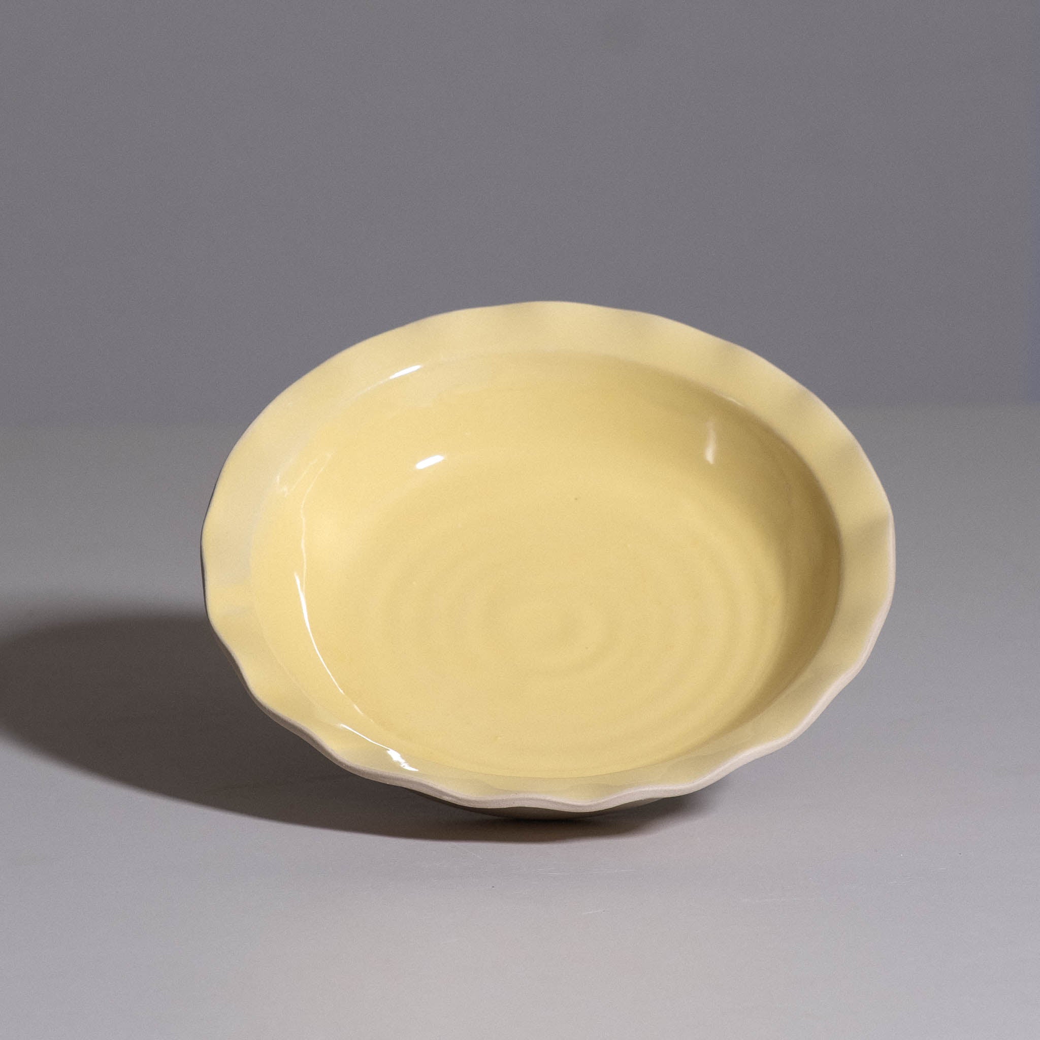 Dinner Bowl aus handgemachter Keramik mit gelber Glasur und tiefer, geschwungener Form.