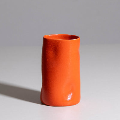 Vase aus handgemachter Keramik mit roter Glasur, seitliche Ansicht.