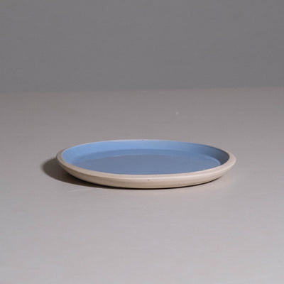 Handbuilding Plate – Iceblue aus handgemachter Keramik mit weicher eisblauer Glasur.