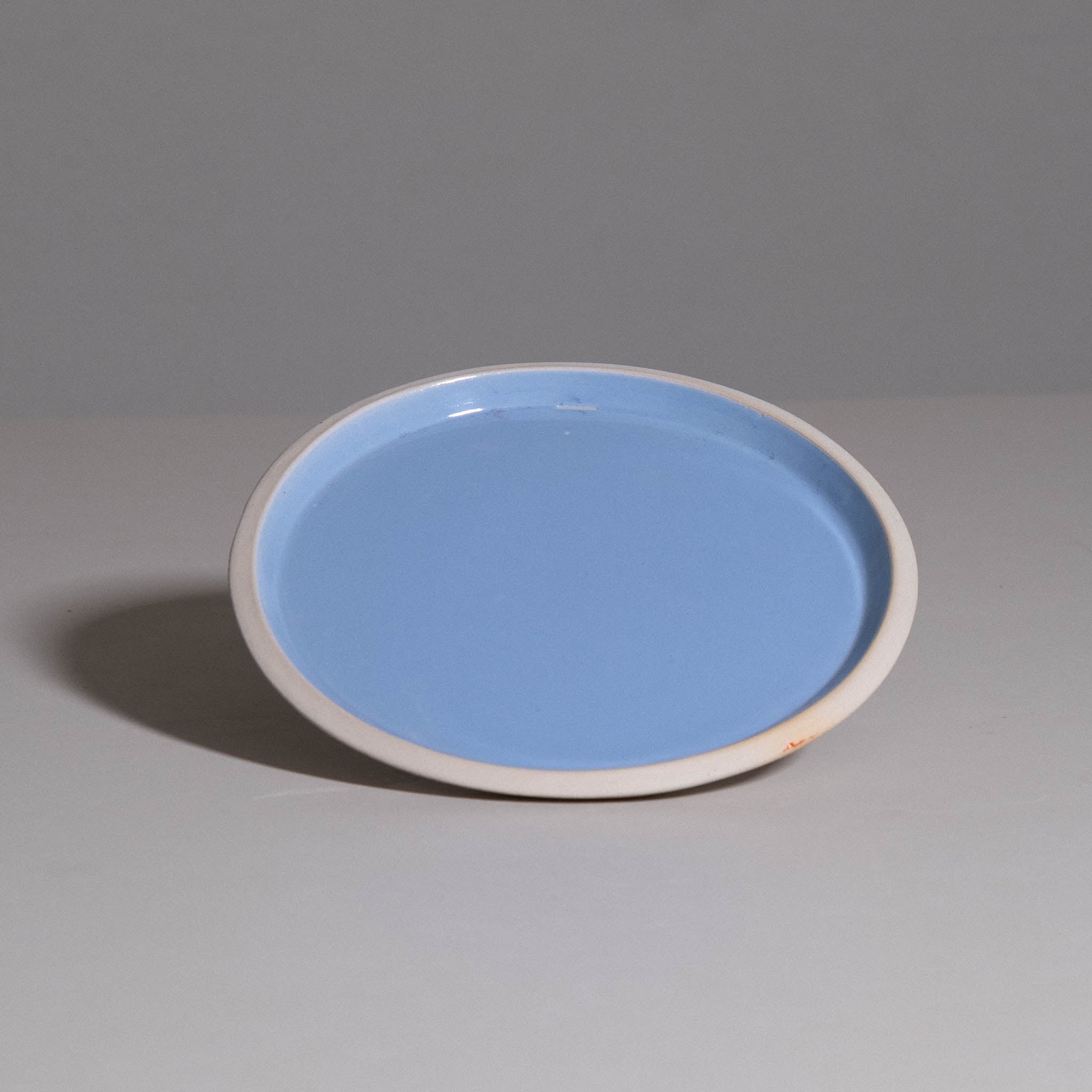 Handbuilding Plate – Iceblue aus handgemachter Keramik mit sanfter Unregelmäßigkeit des Handaufbaus.