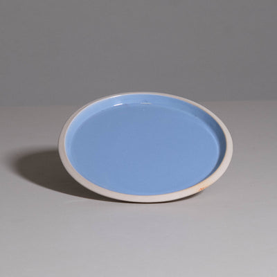 Handbuilding Plate – Iceblue aus handgemachter Keramik mit sanfter Unregelmäßigkeit des Handaufbaus.