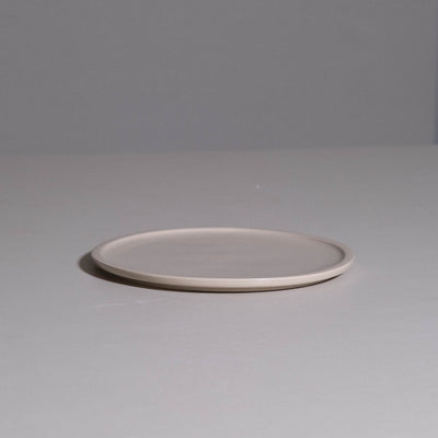 Bistro Plate aus handgemachter Keramik mit cremefarbener Glasur und schmalem Rand.