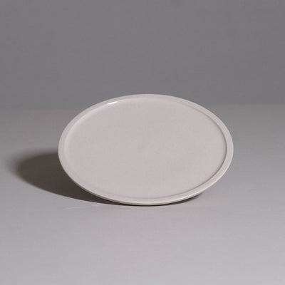 Bistro Plate aus handgemachter Keramik mit sanfter creme Glasur.