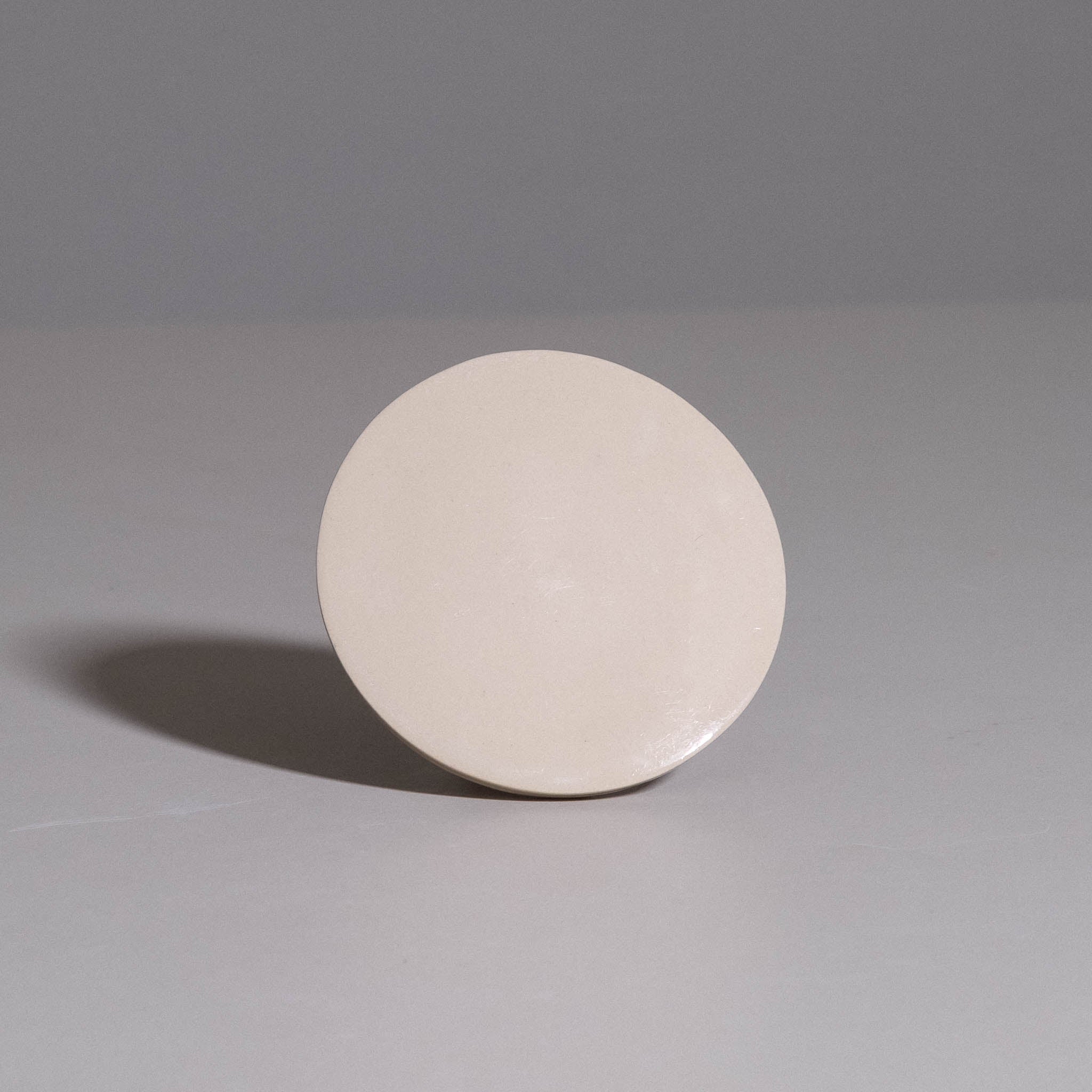 Palo Santo Dish aus handgemachter Keramik in sanftem Creme mit feiner Glasur.