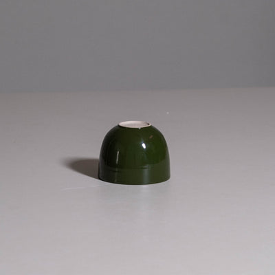 Coffee Cup aus handgemachter Keramik in Yun Grün, seitliche Ansicht.