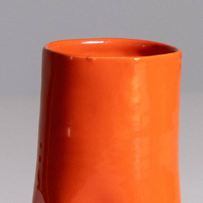 Vase aus handgemachter Keramik in Rot, Detailansicht der Oberfläche.