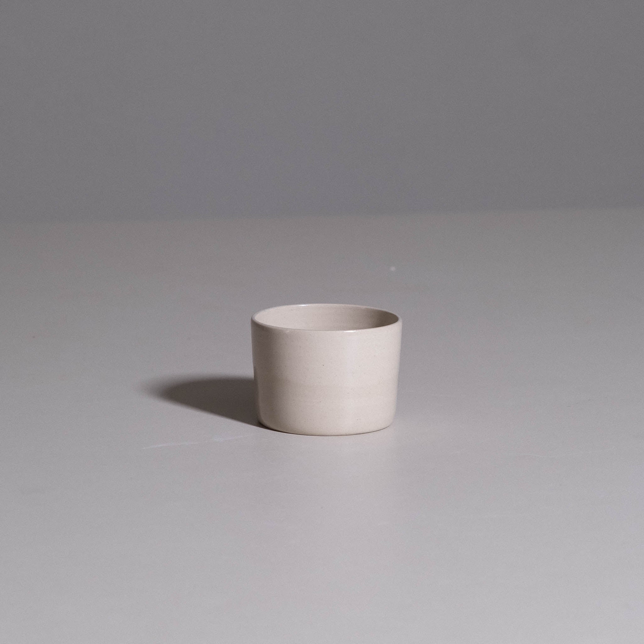 Coffee Cup – Creme aus handgemachter Keramik mit weicher cremefarbener Glasur.