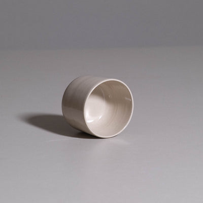 Coffee Cup – Creme aus handgemachter Keramik mit warmem cremefarbenem Finish.