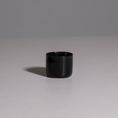 Coffee Cup – Black aus handgemachter Keramik mit tiefschwarzer Glasur.