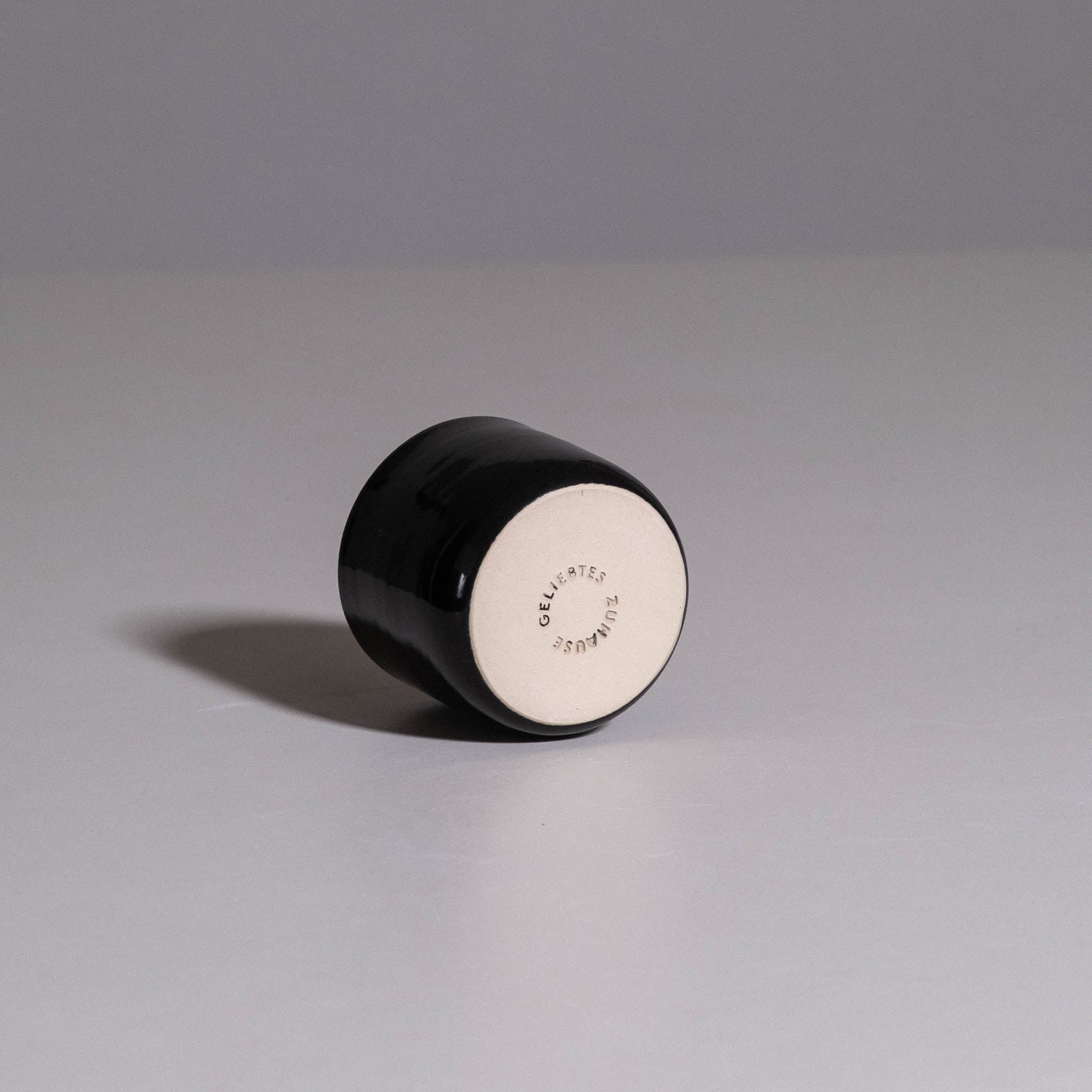 Coffee Cup – Black aus handgemachter Keramik mit gleichmäßig schwarzem Finish.