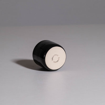 Coffee Cup – Black aus handgemachter Keramik mit gleichmäßig schwarzem Finish.