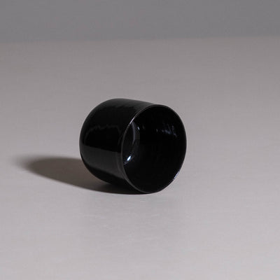 Coffee Cup – Black aus handgemachter Keramik mit matt-schwarzer Glasuroberfläche.