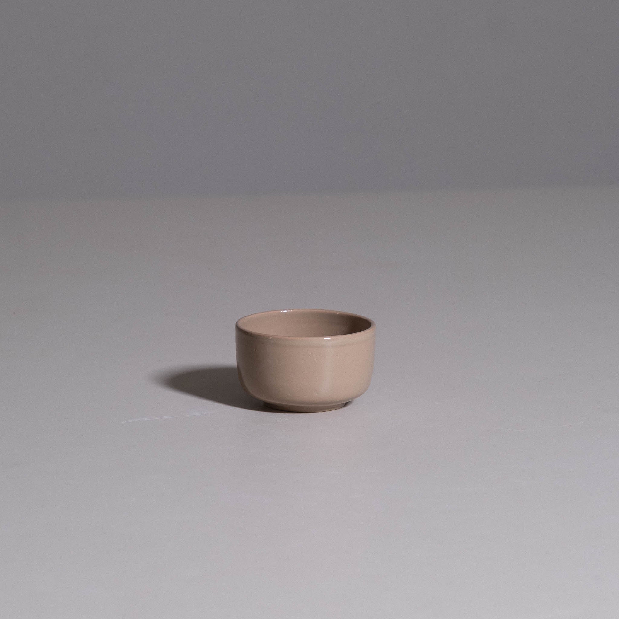 Espresso Cup aus handgemachter Keramik mit weicher taupe-graubeiger Glasur.