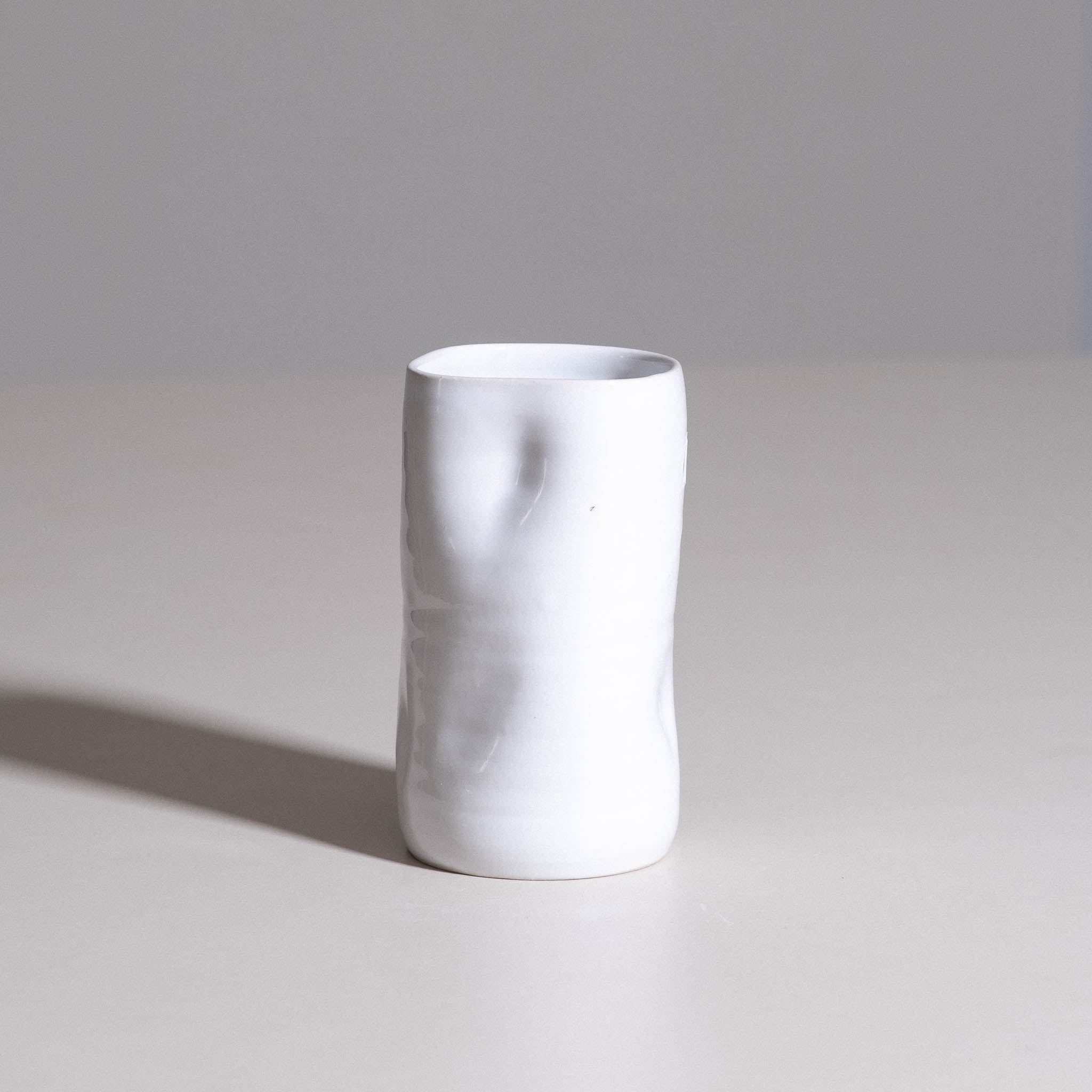 Small Vase aus handgemachter Keramik mit klarer weißer Glasur.