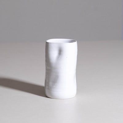 Small Vase aus handgemachter Keramik mit klarer weißer Glasur.