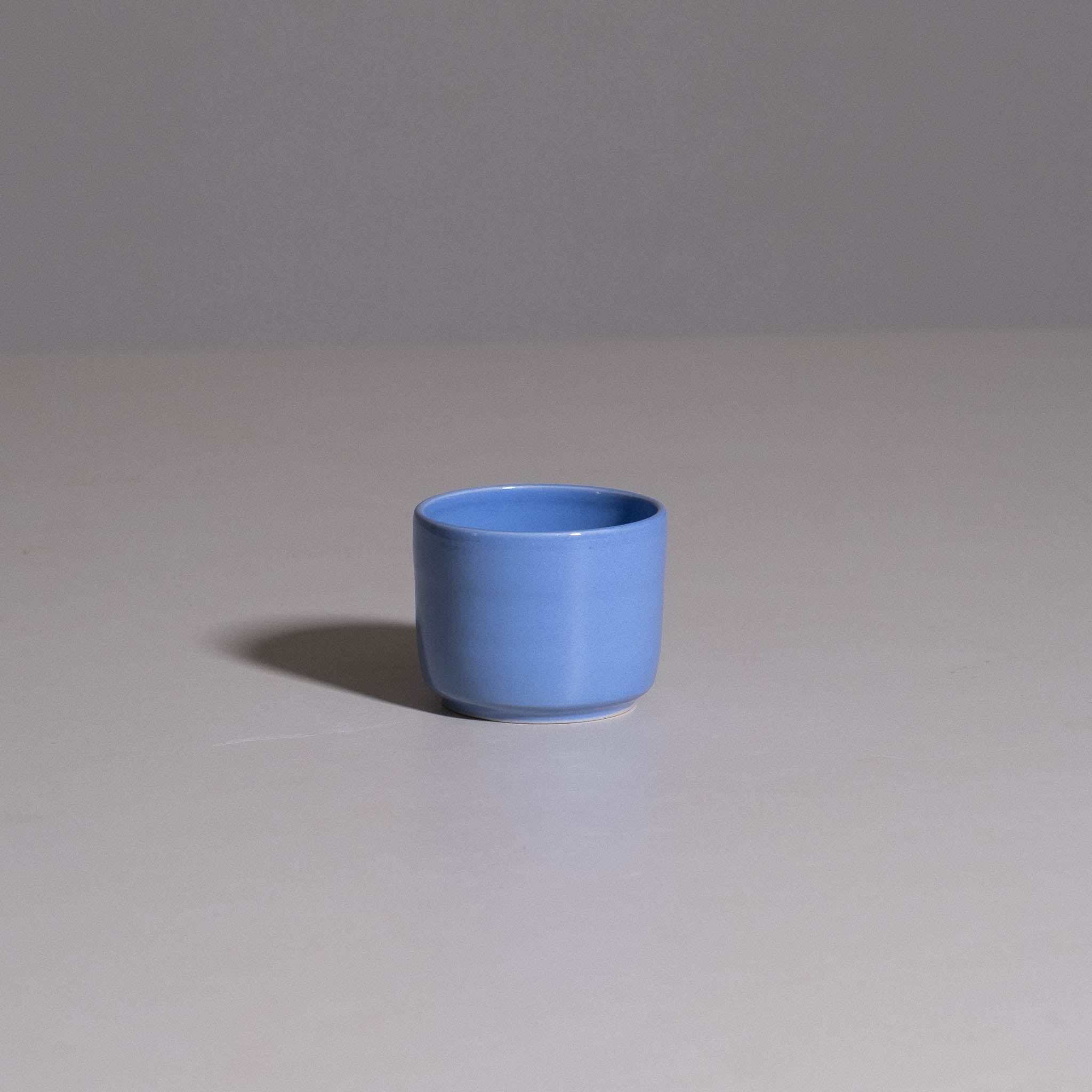 Coffee Cup aus handgemachter Keramik mit hellblauer, glänzender Glasur.