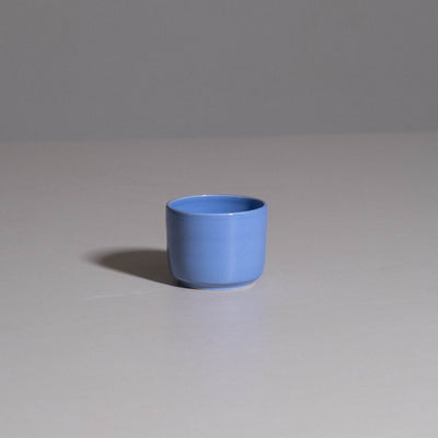 Coffee Cup aus handgemachter Keramik mit hellblauer, glänzender Glasur.