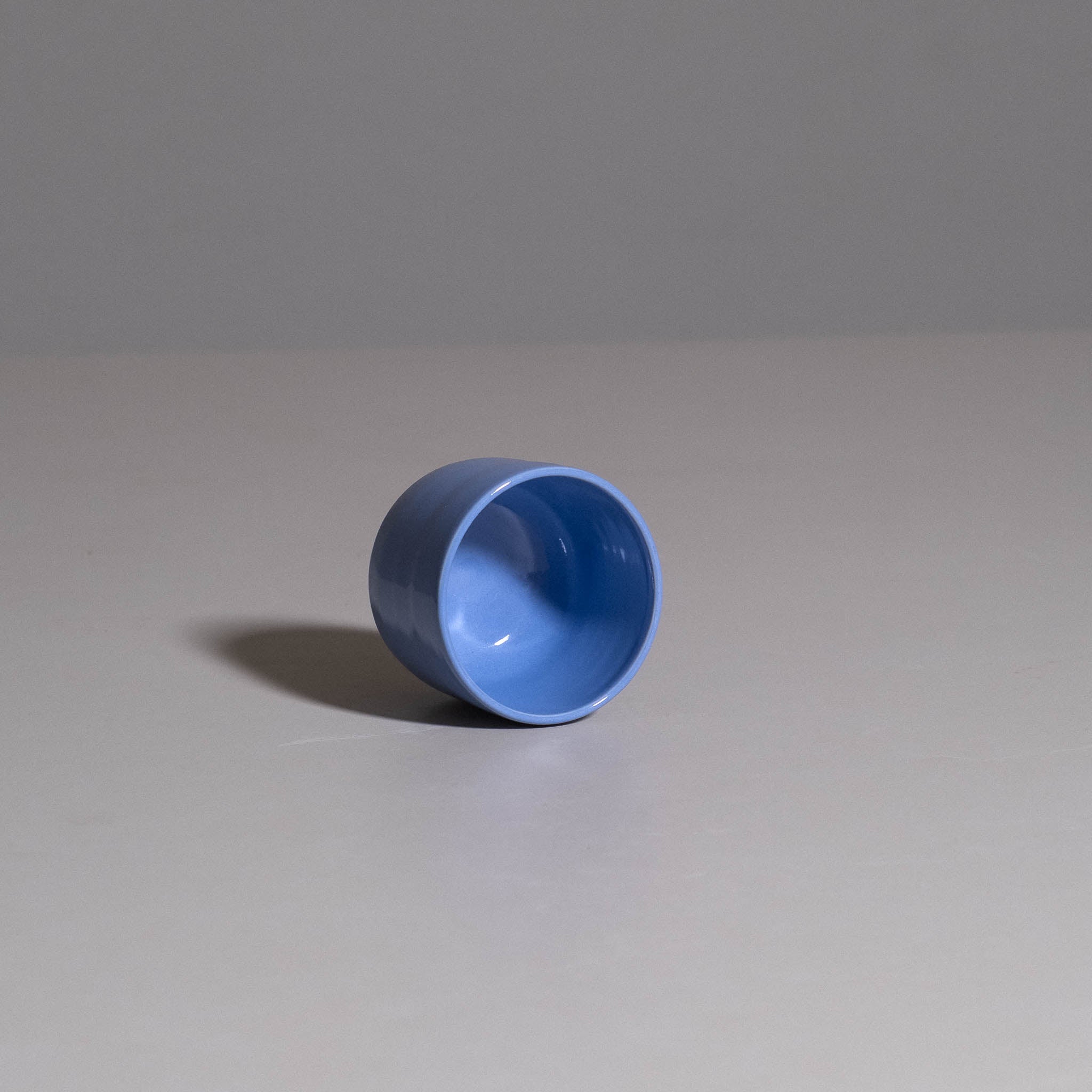 Coffee Cup aus handgemachter Keramik mit hellblauer Glasur, seitliche Ansicht.