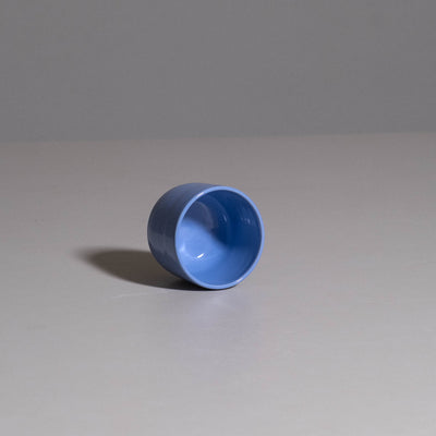 Coffee Cup aus handgemachter Keramik mit hellblauer Glasur, seitliche Ansicht.