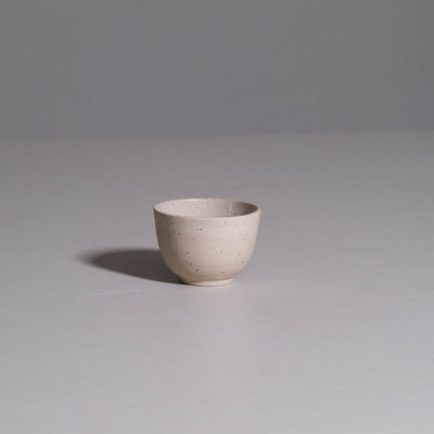 Coffee Cup – Cosmic aus handgemachter Keramik mit naturbelassenem Steinzeug und dunklen Eisensprenkeln.