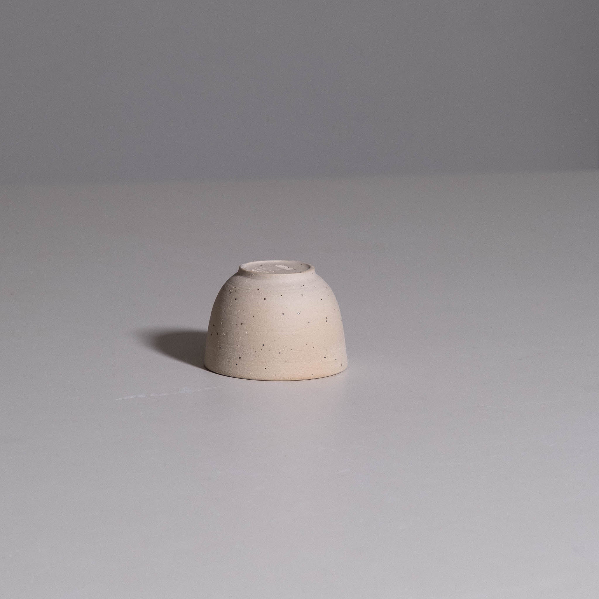 Coffee Cup – Cosmic aus handgemachter Keramik mit gesprenkelter Oberfläche wie ein Sternenhimmel.