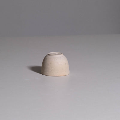 Coffee Cup – Cosmic aus handgemachter Keramik mit gesprenkelter Oberfläche wie ein Sternenhimmel.