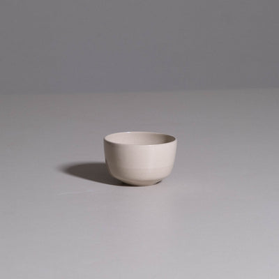 Flat White Cup – Creme aus handgemachter Keramik mit weicher cremefarbener Glasur.