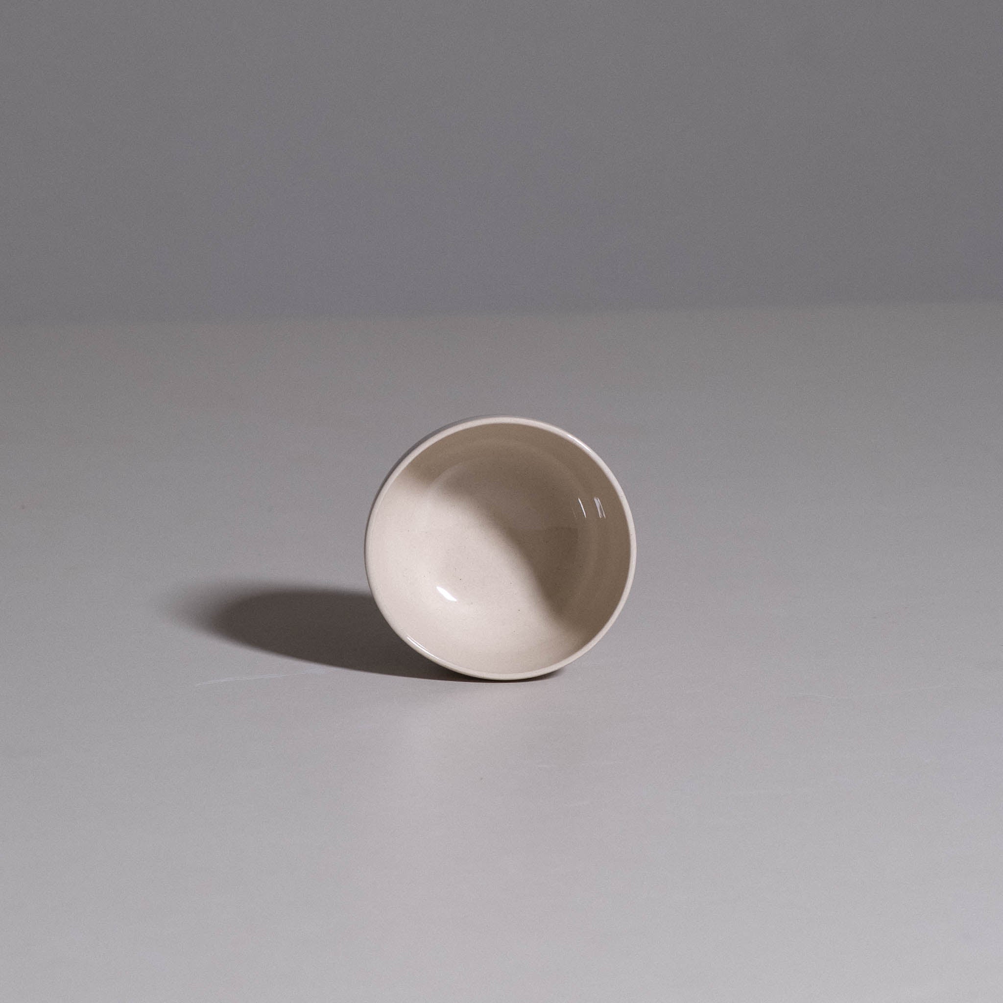 Flat White Cup – Creme aus handgemachter Keramik mit warmem cremefarbenem Finish.