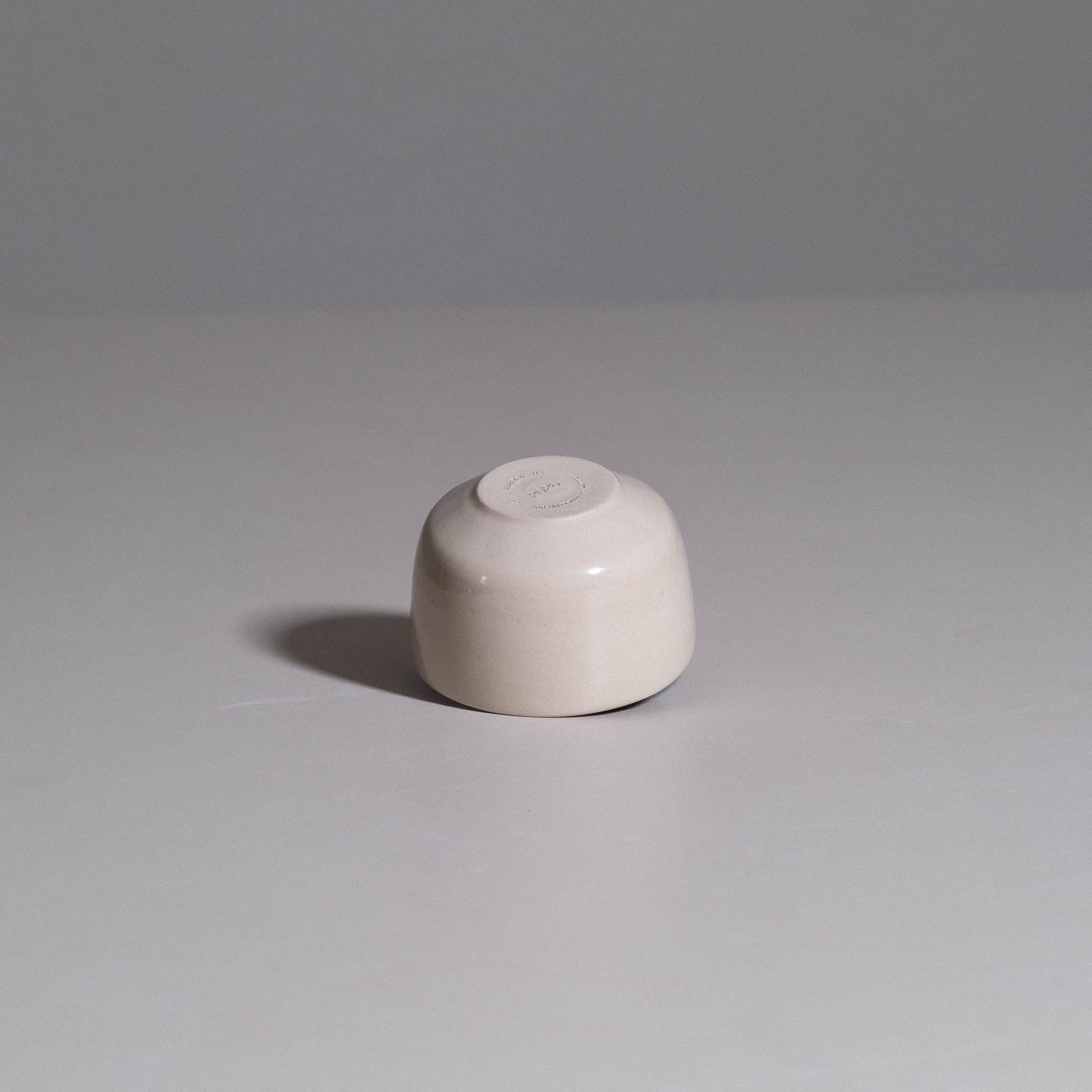 Flat White Cup – Creme aus handgemachter Keramik mit sanfter cremefarbener Glasuroberfläche.