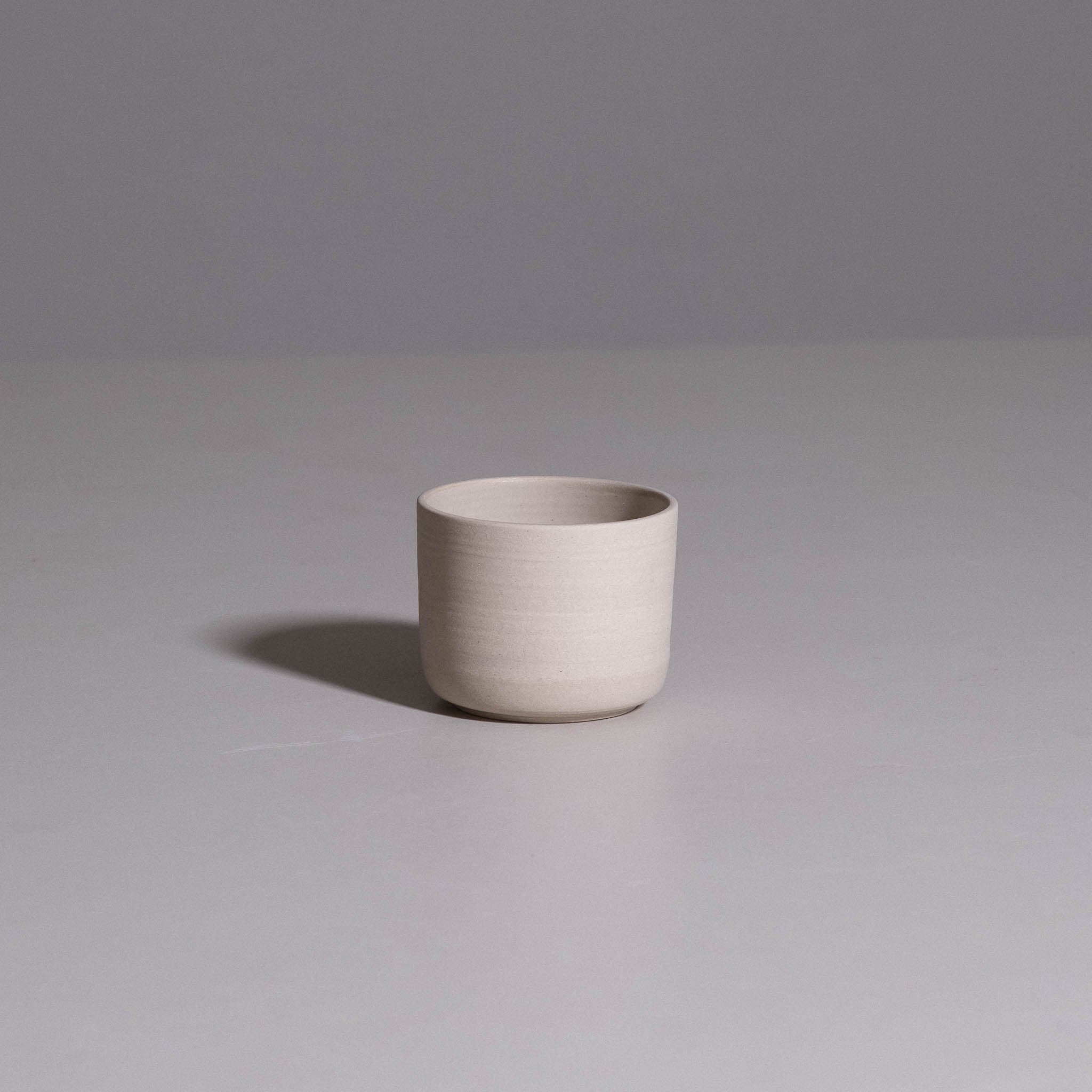 Coffee Cup aus handgemachter Keramik mit cremefarbener Kami Glasur.