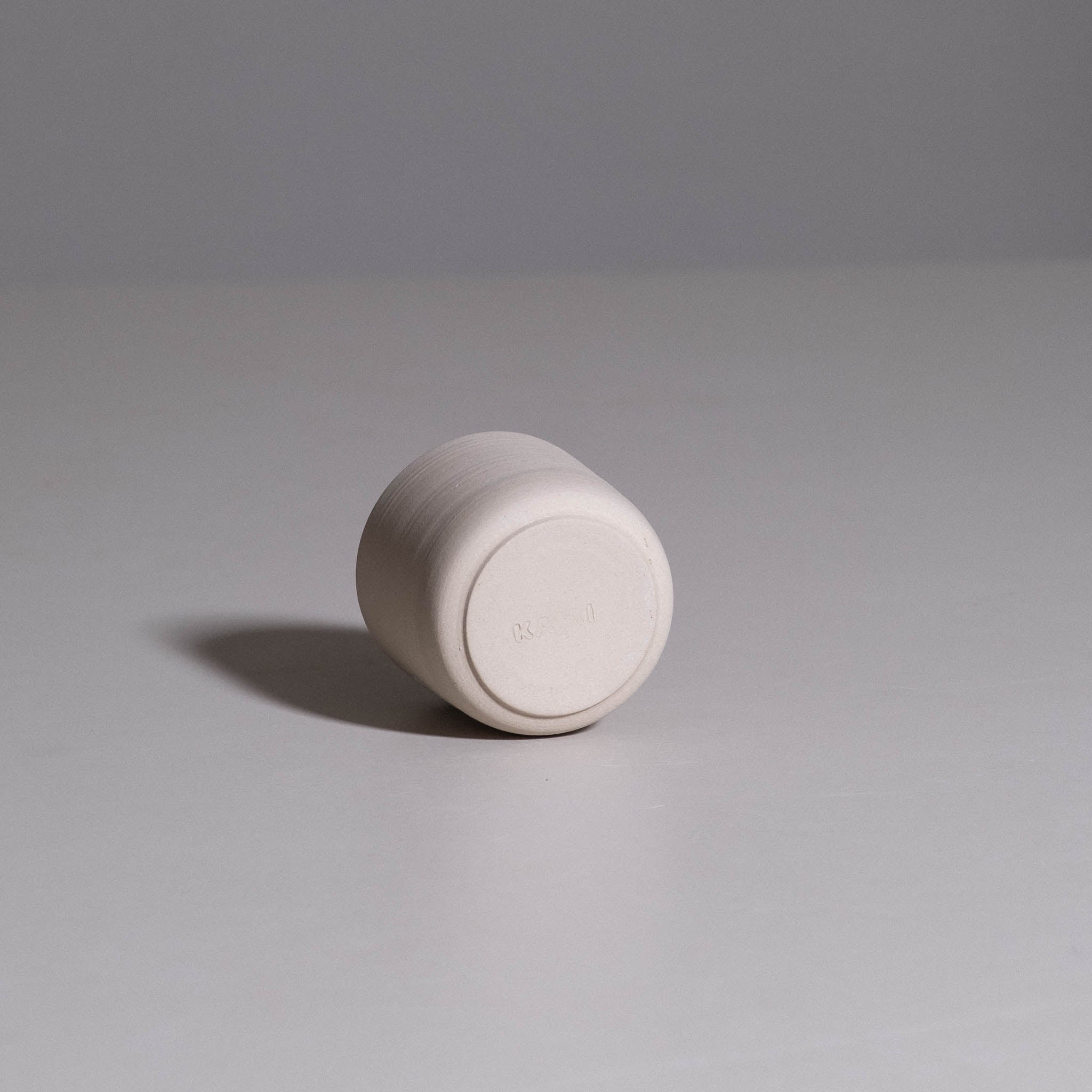 Coffee Cup aus handgemachter Keramik mit Kami Glasur in Creme und schlichter Form.