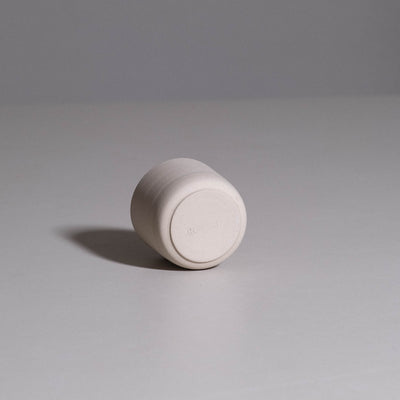Coffee Cup aus handgemachter Keramik mit Kami Glasur in Creme und schlichter Form.