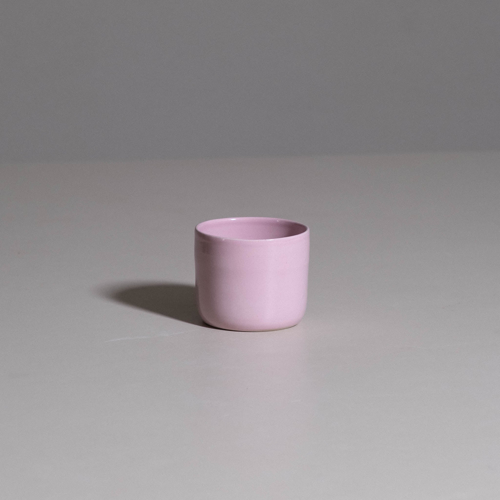 Coffee Cup aus handgemachter Keramik mit sanft rosa Glasur und henkelloser Form.
