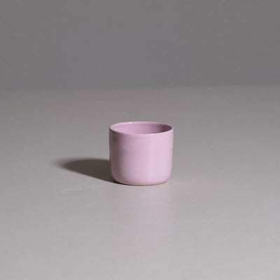 Coffee Cup aus handgemachter Keramik mit sanft rosa Glasur und henkelloser Form.