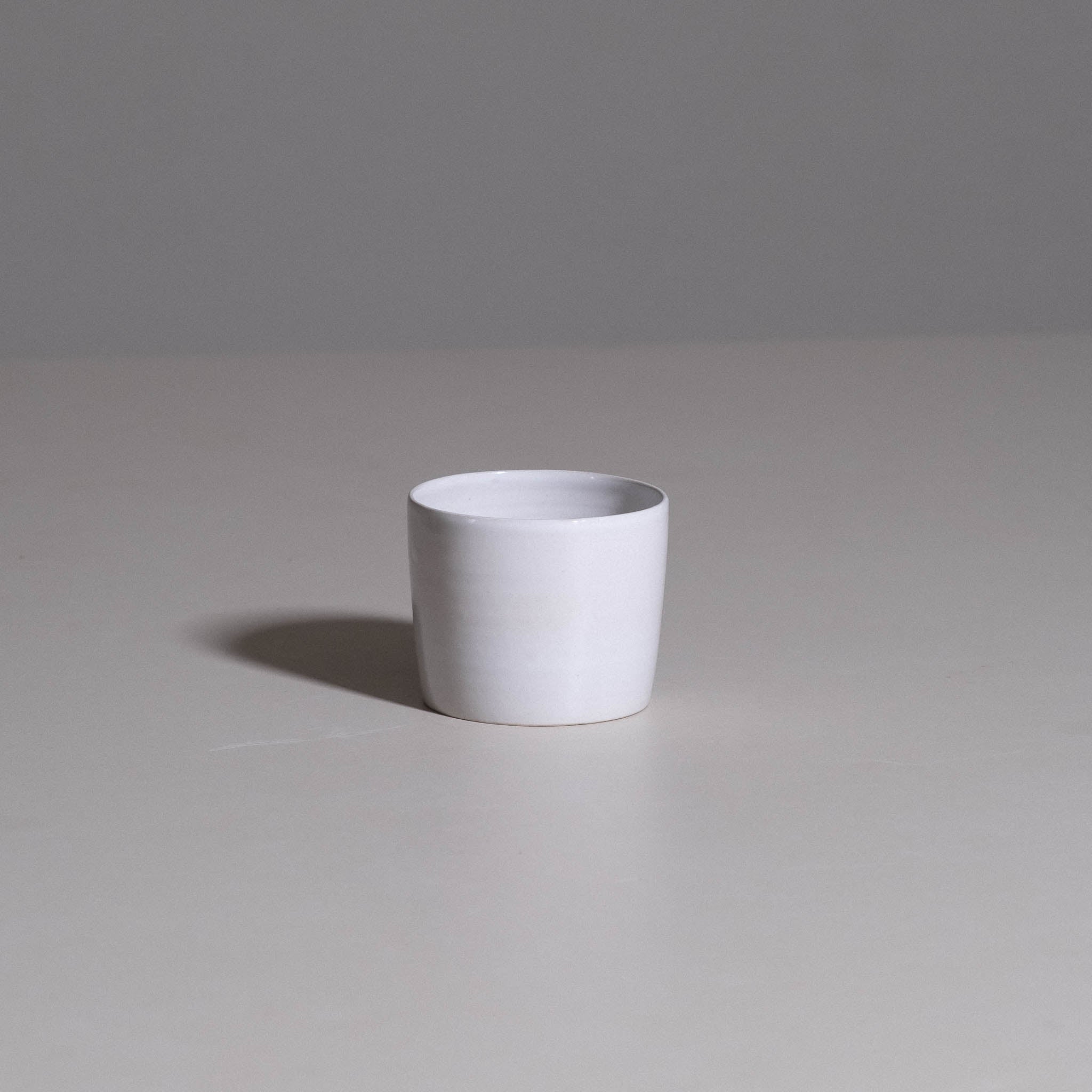 Coffee Cup – White aus handgemachter Keramik mit klarer weißer Glasur in konischer Form.