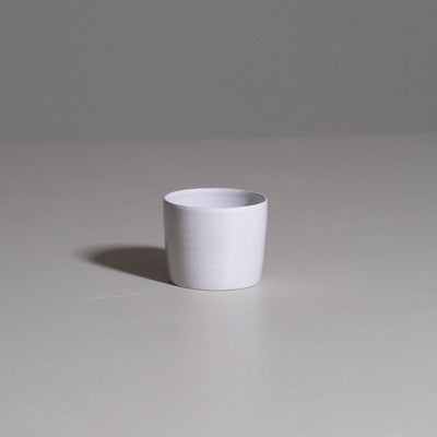 Coffee Cup – White aus handgemachter Keramik mit klarer weißer Glasur in konischer Form.