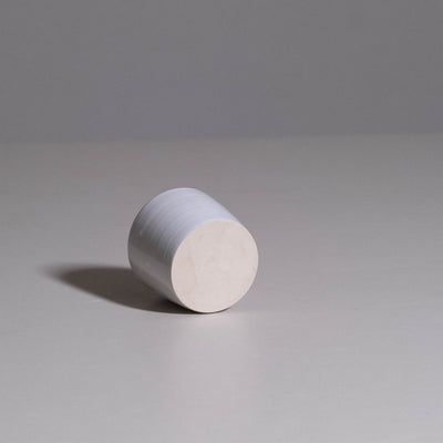Coffee Cup – White aus handgemachter Keramik mit gleichmäßig weißem Finish.