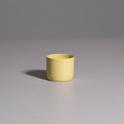 Coffee Cup – Neon Yellow aus handgemachter Keramik mit leuchtend neongelber Glasur.