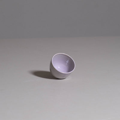Espresso Cup aus handgemachter Keramik in Yun Flieder, seitliche Ansicht.