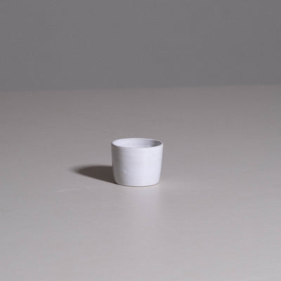 Espresso Cup aus handgemachter Keramik mit weicher weißer Glasur und konischer Form.