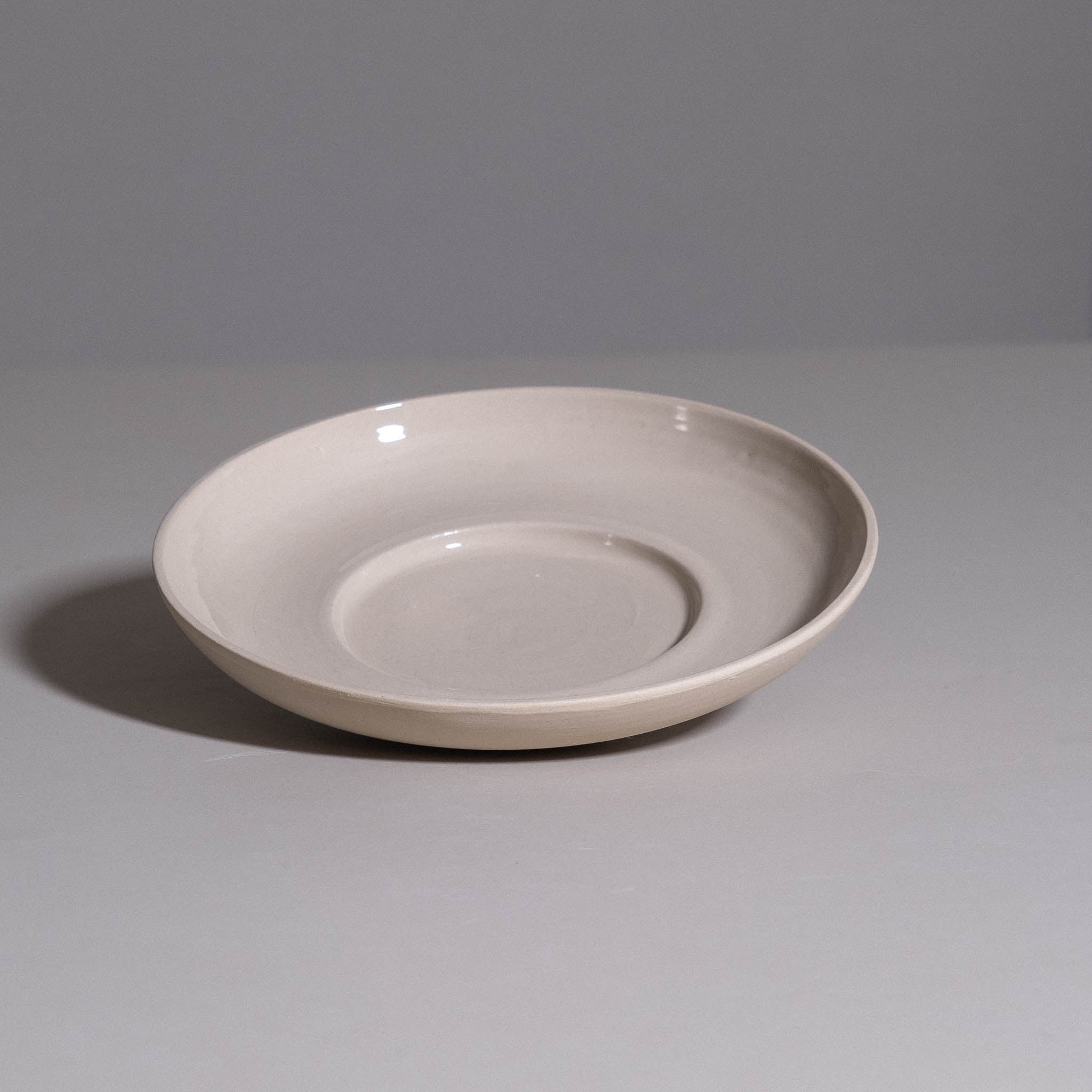 Wide Bowl aus handgemachter Keramik mit glänzend cremefarben glasierter Innenseite.