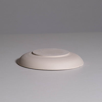 Wide Bowl aus handgemachter Keramik mit creme Glasur und niedrigem Rand.