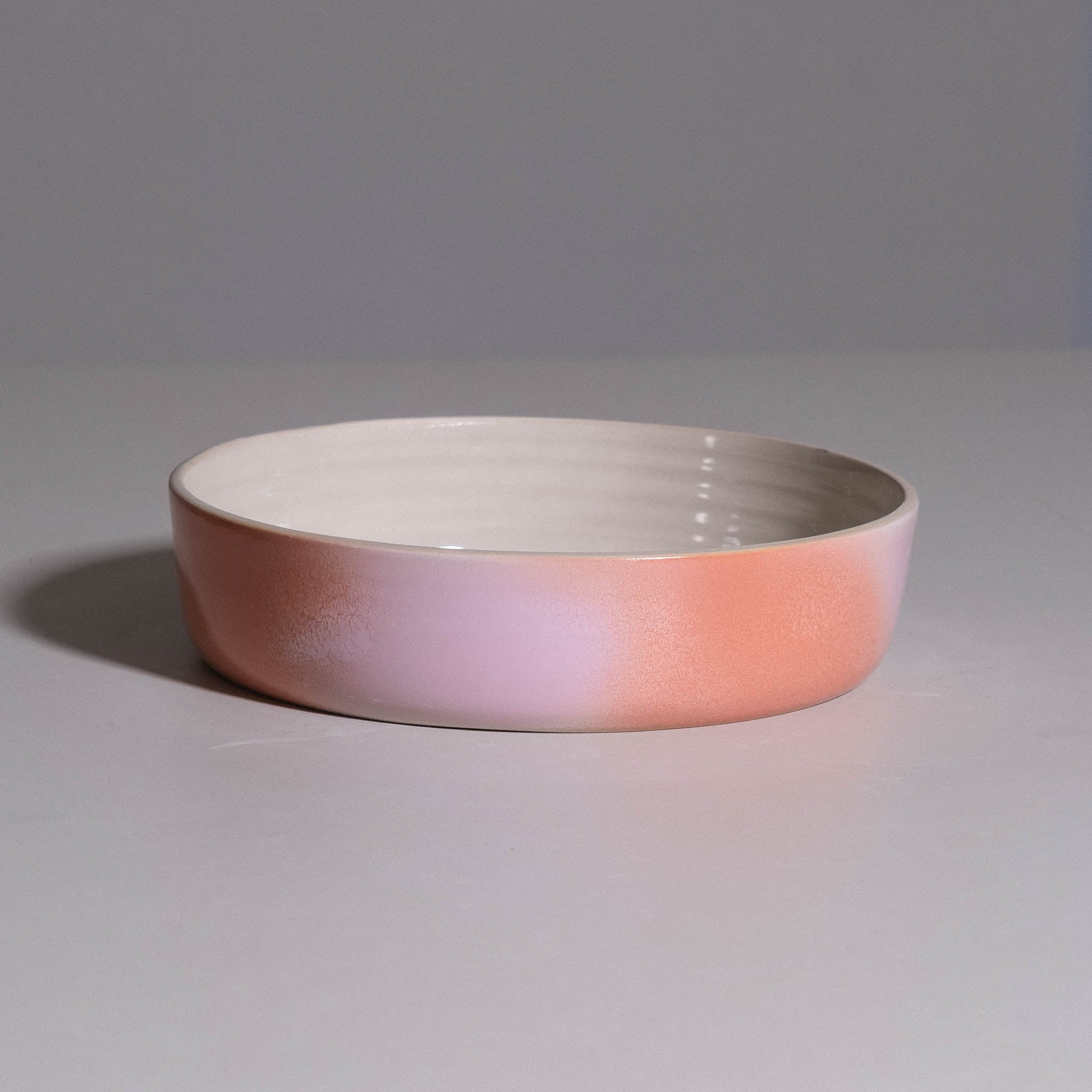 Serving Bowl aus handgemachter Keramik mit gesprühter Glasur von Rosa zu Koralle.