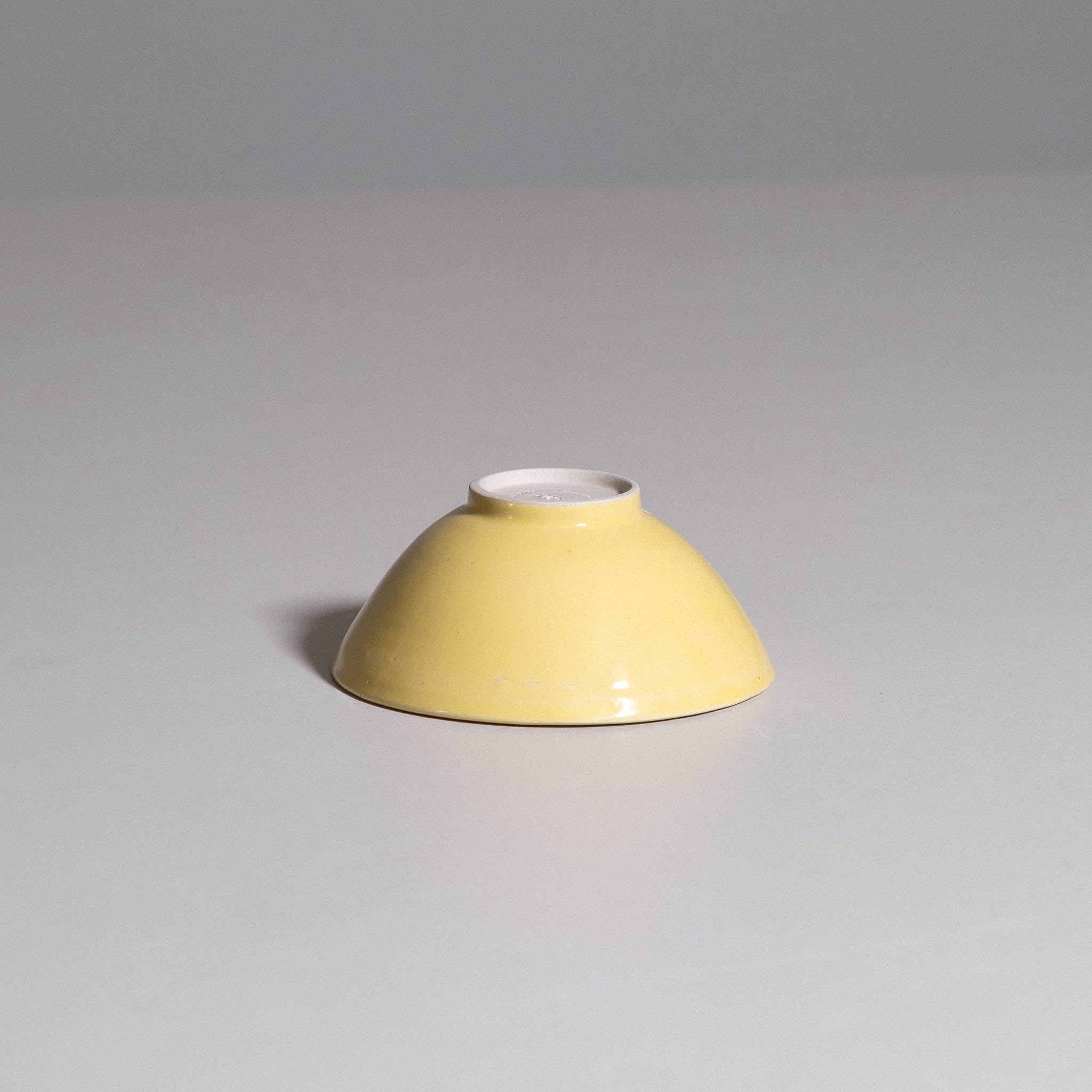 Mini Bowl aus handgemachter Keramik in Gelb, Ansicht von oben.